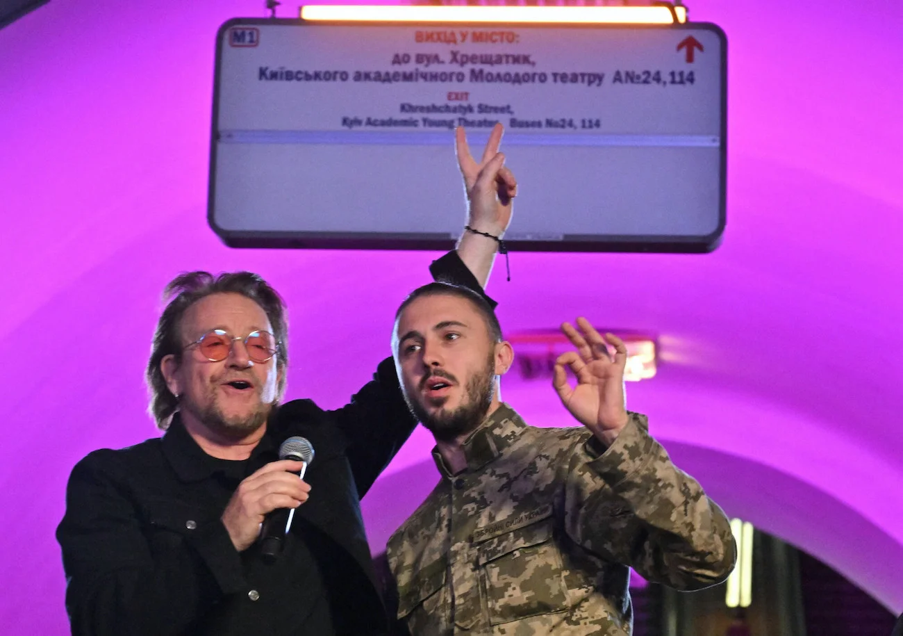 Bono z U2 zagrał na stacji metra w Kijowie.