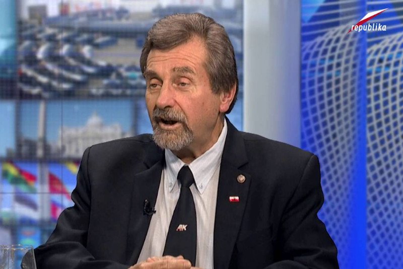 Zofia Klepacka została odznaczona tytułem honorowego członka Światowego Związku Żołnierzy Armii Krajowej. To decyzja szefa okręgu Warszawa-Wschód Mirosława Widlickiego. Tytuł szybko cofnięto.