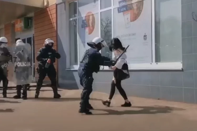 Policjant podczas protestu w Głogowie użył pałki wobec kobiety. Czy słusznie?