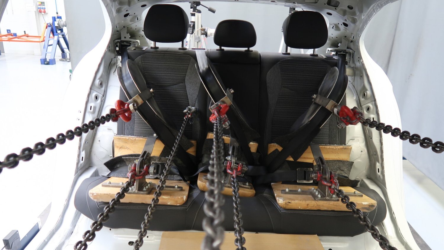 Zanim odbierzesz kluczyki, twoje auto musi przejść przez to piekło. Pokazali jak wygląda homologacja