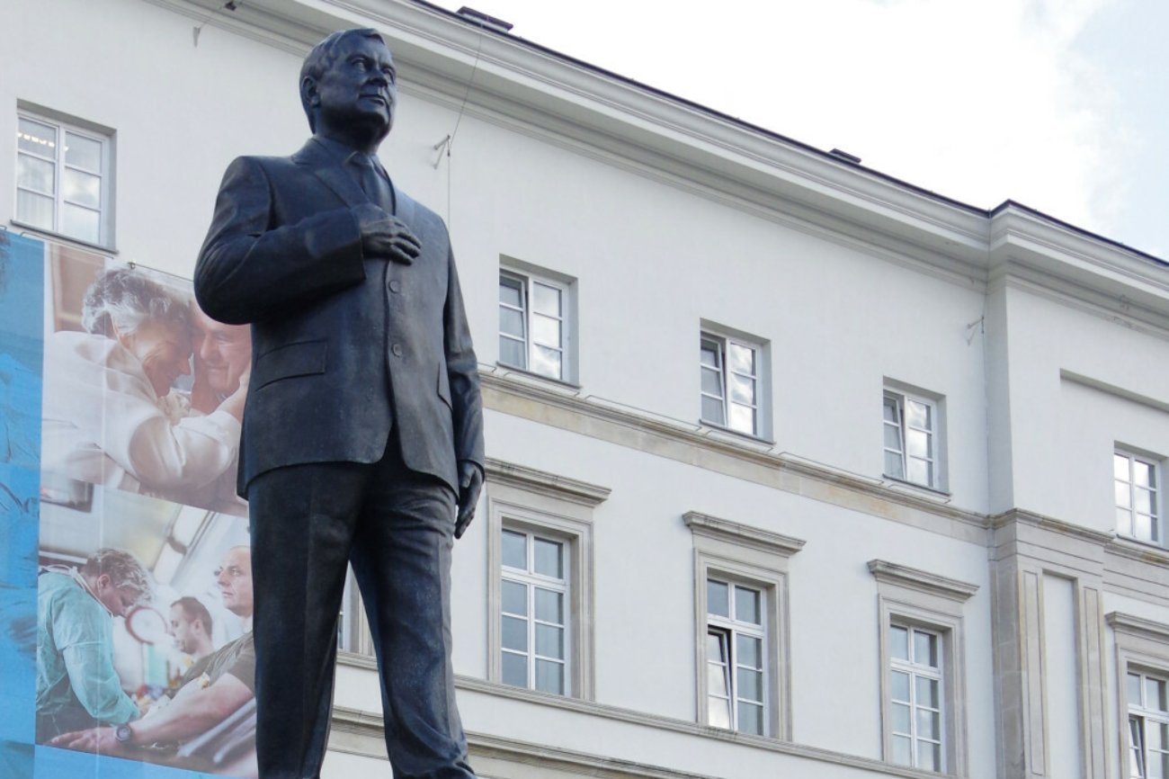 Pomnik Lecha Kaczyńskiego w Warszawie.