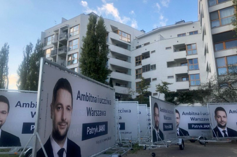Mobilne banery reklamowe Patryka Jakiego parkują na terenie Centrum Obsługi Administracji Rządowej. Sprawa ma trafić do Prokuratury i PKW.