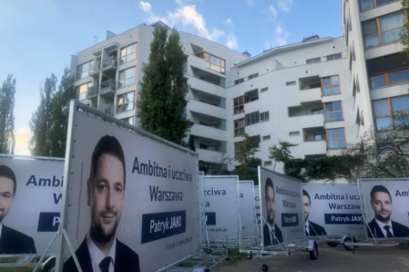 Mobilne banery reklamowe Patryka Jakiego parkują na terenie Centrum Obsługi Administracji Rządowej. Sprawa ma trafić do Prokuratury i PKW.
