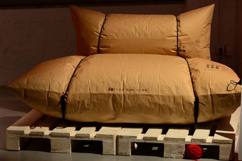 Agata Kulik-Pomorska i Paweł Pomorski otrzymali honorowe wyróżnienie za oryginalną sofę Blow (producent: Malafor), przypominającą dwa wypchane worki