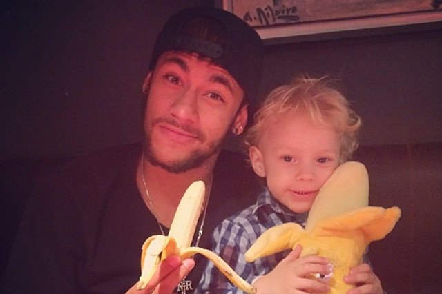 Po tym, jak Dani Alves zjadł na boisku banana, Neymar opublikował w internecie zdjęcie wymierzone w rasistów