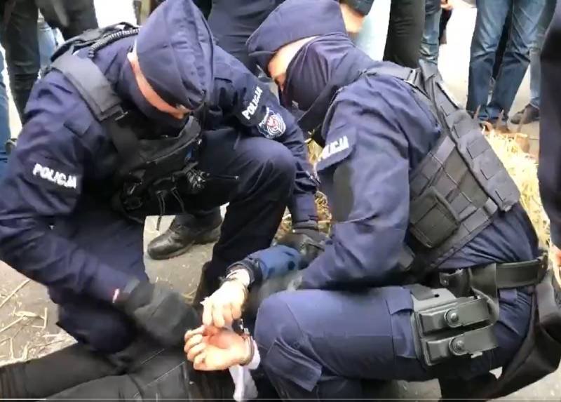 Kołodziejczak został zatrzymany przez policję. AgroUnia zablokowała drogę DK11. Michał Kołodziejczak zatrzymany przez policję.