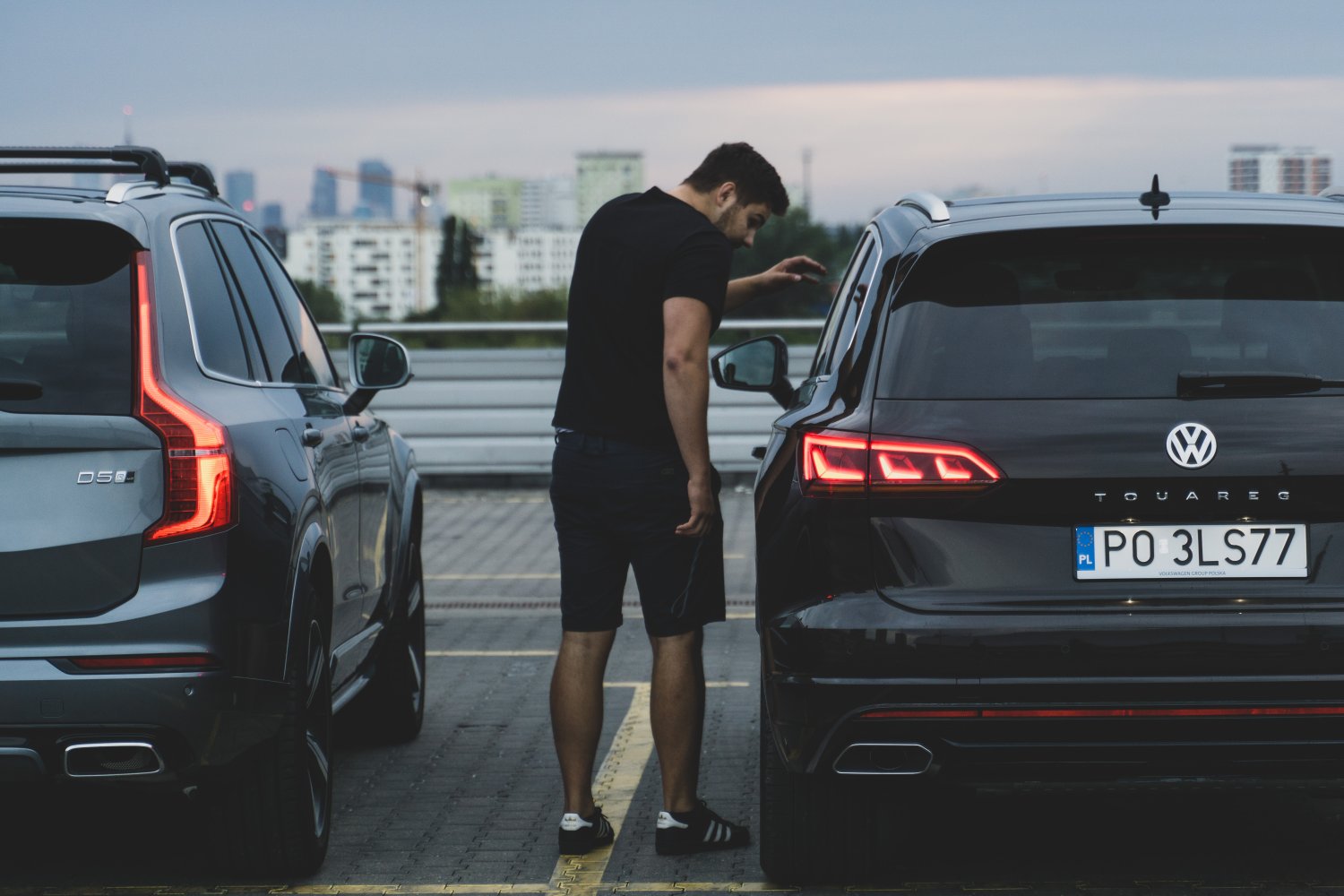 Volkswagen Touareg w porównaniu z SUV-ami "typowych" marek premium wypada bardzo dobrze.