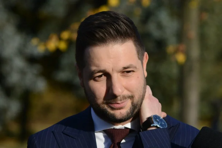Patryk Jaki w mediach społecznościowych: "Uspokajam:jestem".