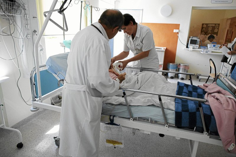 Ile jest warta godność starszego, schorowanego człowieka? Dowiemy się, gdy "Super Express" policzy zyski ze sprzedaży wydania ze zdjęciami Wojciecha Młynarskiego.