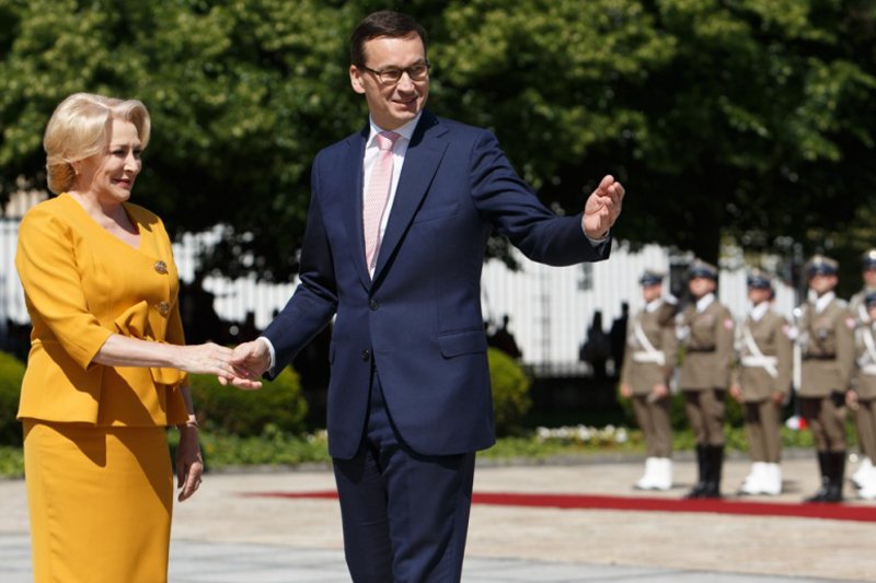 Jeszcze w maju Mateusz Morawiecki i Viorica Dancila pili sobie z dziubków