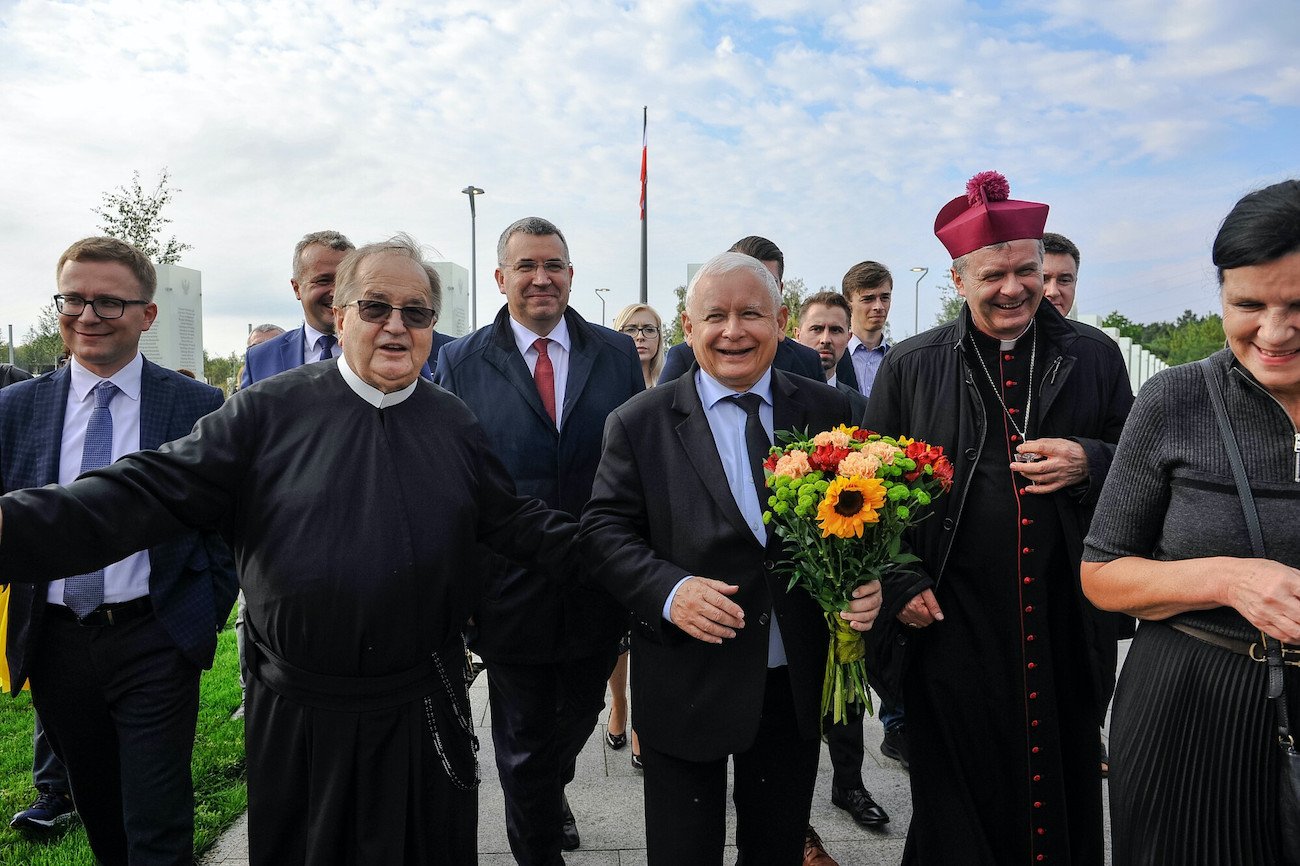 Wicepremier ds. bezpieczeństwa i prezes PiS Jarosław Kaczyński świętuje w towarzystwie swojego niegdysiejszego wroga, zakonnika Tadeusza Rydzyka, szefa Radia Maryja (2020).