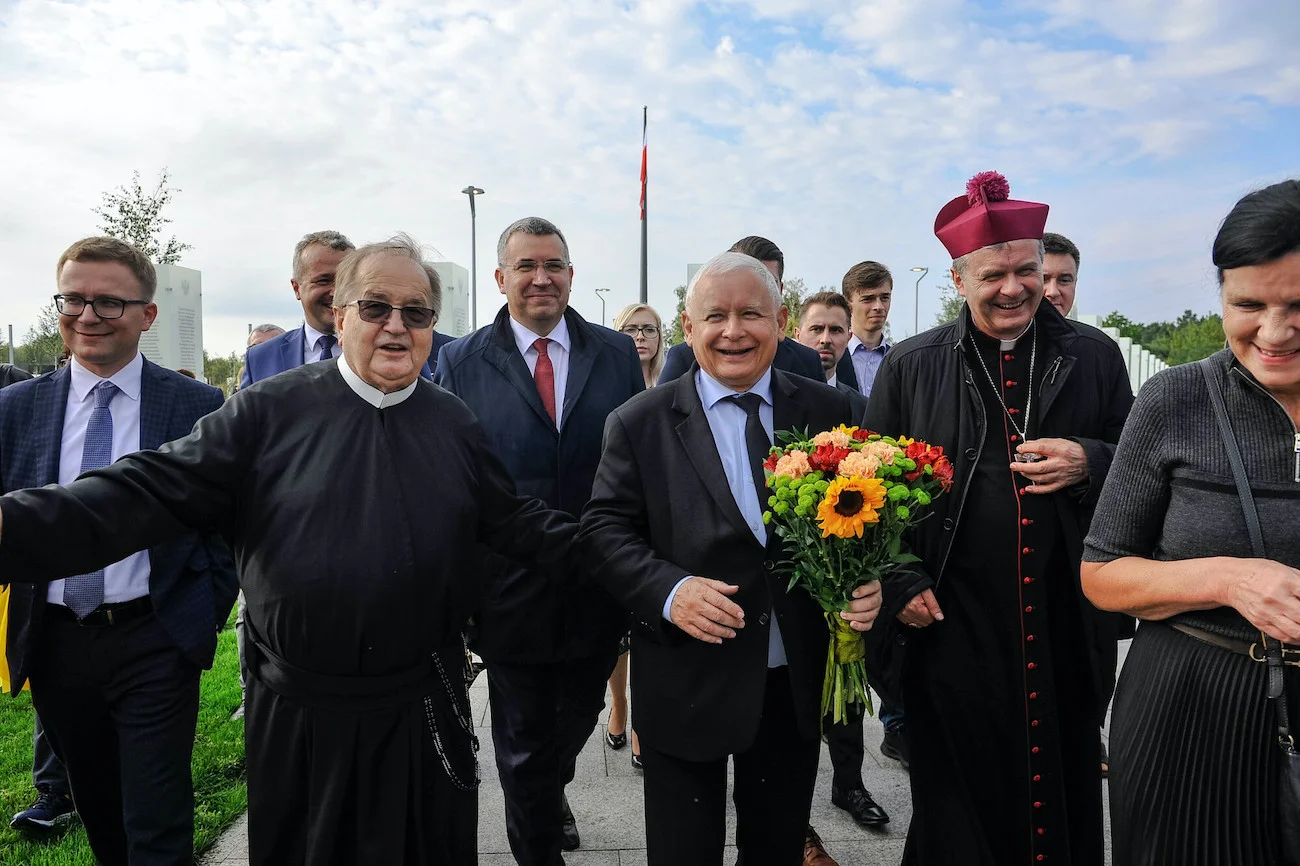 Wicepremier ds. bezpieczeństwa i prezes PiS Jarosław Kaczyński świętuje w towarzystwie swojego niegdysiejszego wroga, zakonnika Tadeusza Rydzyka, szefa Radia Maryja (2020). Wicepremier ds. bezpieczeństwa i prezes PiS Jarosław Kaczyński świętuje w towarzystwie swojego niegdysiejszego wroga, zakonnika Tadeusza Rydzyka, szefa Radia Maryja (2020).