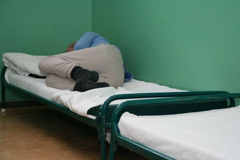 Nietrzeźwy na krakowskiej izbie wytrzeźwień. Od 17 stycznia za pobyt w izbie wytrzeźwień nie trzeba będzie płacić