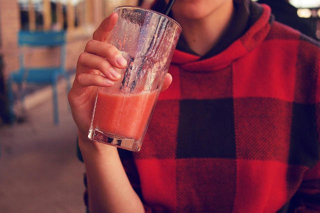 Pyszne i sycące smoothie może zaszkodzić zdrowiu, uważają Anglicy