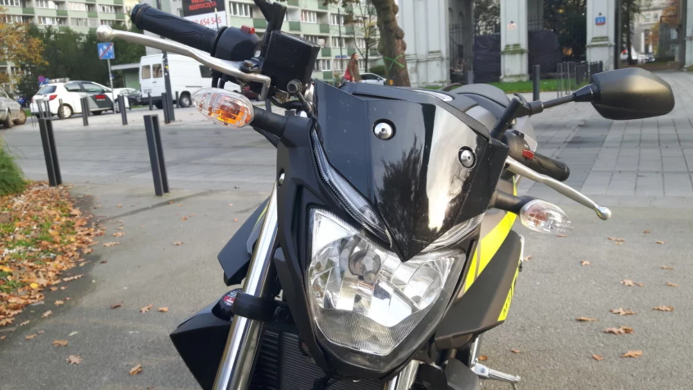 LED-owe lampy zamontowano zarówno z przodu jak i z tyłu motocykla.