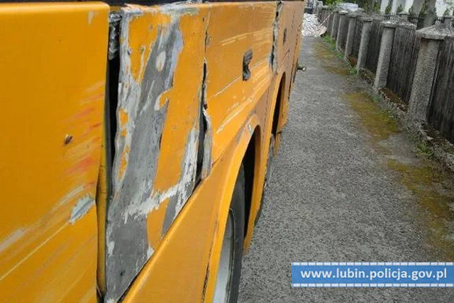 Autobus był poobijany, polepiony taśmą klejącą i przerdzewiały.