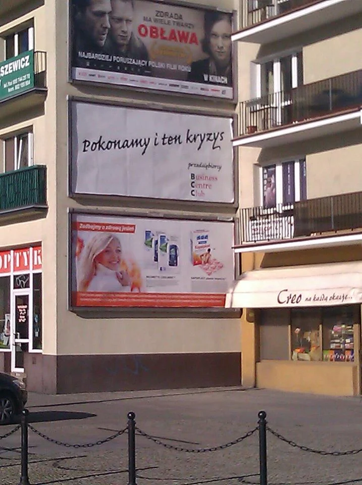 Billboard w centrum Białegostoku o treści "Pokonamy i ten kryzys"