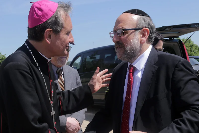 Biskup pomocniczy archidiecezji warszawskiej , do spraw dialogu z judaizmem Rafal Markowski oraz naczelny rabin Polski Michael Schudrich podczas uroczystych obchodów 67. rocznicy mordu na ludności żydowskiej w Jedwabnem