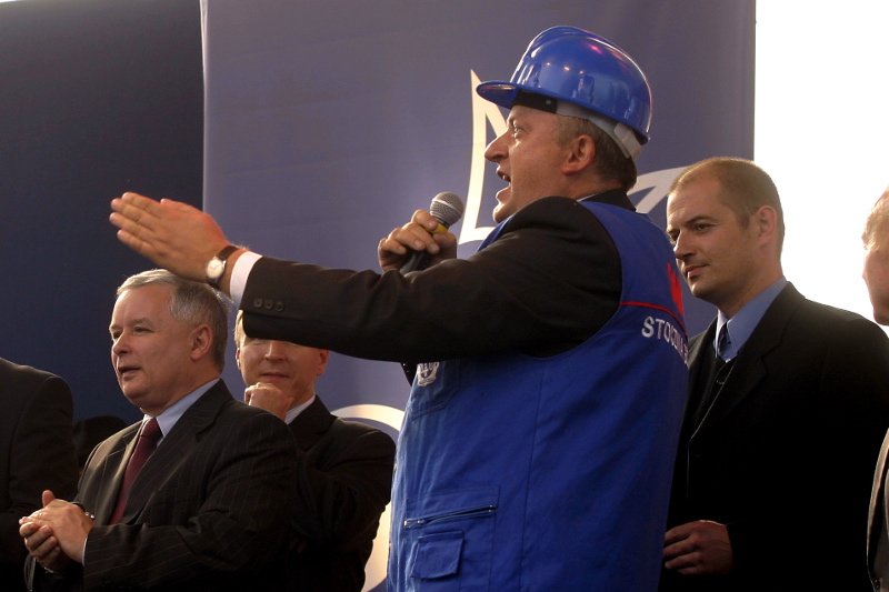 Karol Guzikiewicz przemawia na wiecu poparcia "Solidarności" dla PiS, obok Jarosław Kaczyński. Zdjęcie pochodzi z 2006 r.