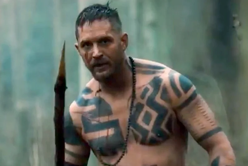 Tom Hardy jako hulaka wracający z Afryki w serialu "Taboo".