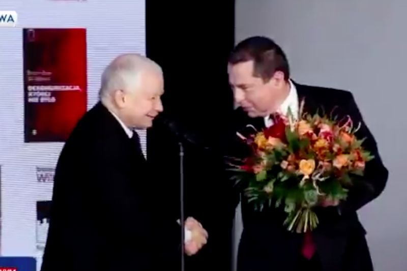 Jarosław Kaczyński i Bronisław Wildstein wbrew przepisom nie zasłonili ust i nosa. Nie zachowali też wymaganego minimalnego dystansu 1,5 m.