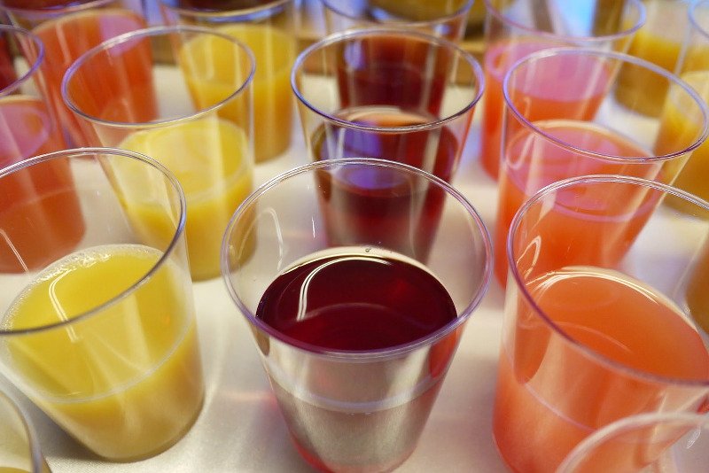 Picie soków wyszłoby nam na zdrowie. Niestety Polacy częściej sięgają chociażby po alkohol.