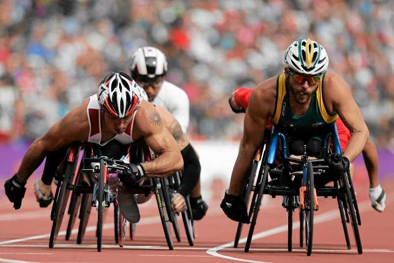 Wyścig handbike'ów na Igrzyskach Paraolimpijskich w Londynie. Po lewej Tomasz Hamerlak, reprezentant Polski.