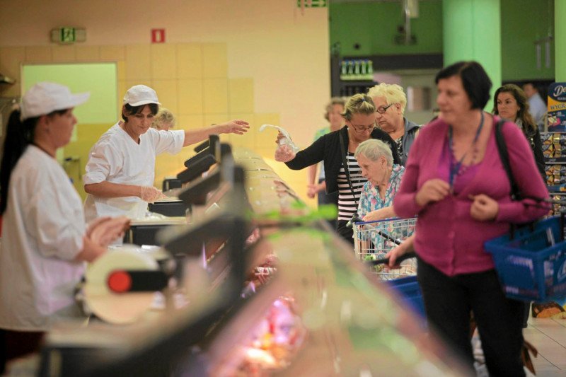 Jak sprzedawcy reagują na miłych i niemiłych klientów?