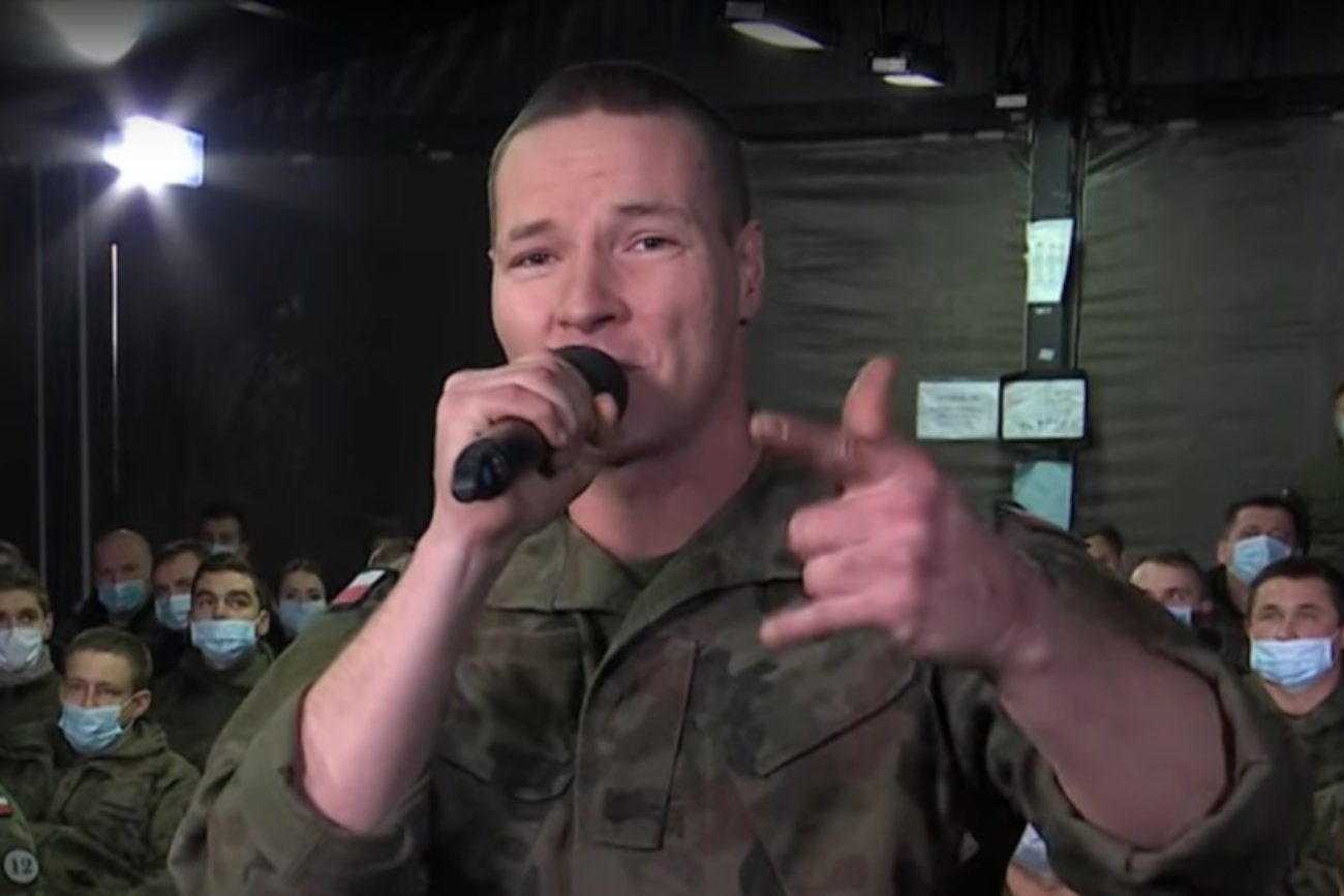 Vito, rapujący żołnierz, uderzył w Suwałkach w "Zieloną granicę" Agnieszki Holland.