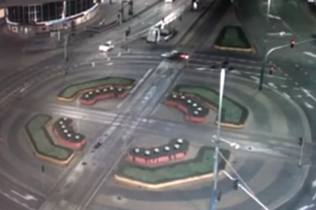 Samochód wpadł do przejścia podziemnego w centrum Warszawy.