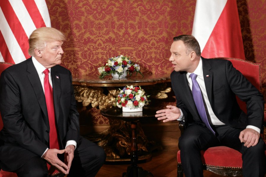 Byli ambasadorowie napisali list otwarty do Donalda Trumpa tuż przed jego wizytą w Polsce. Zwracają uwagę, że przyjeżdża do kraju, który nie jest praworządny.