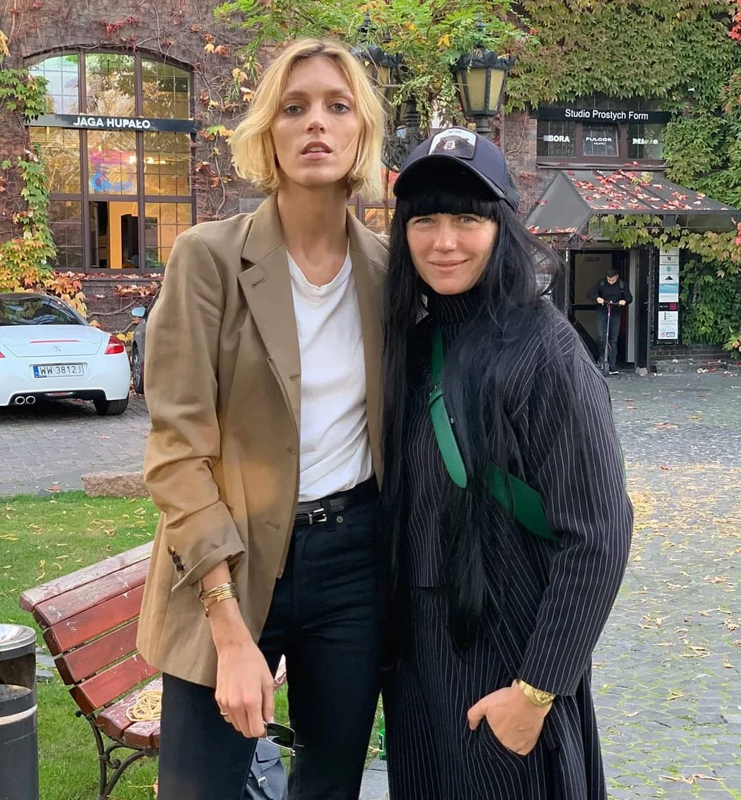 Anja Rubik i Jaga Hupało przy Starej Fabryce Koronek na Burakowskiej