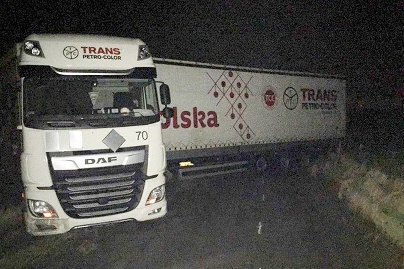 W sobotę policjanci z Holandii aresztowali 26-latka, który pijany w sztok prowadził tira z reklamą Polski na naczepie.