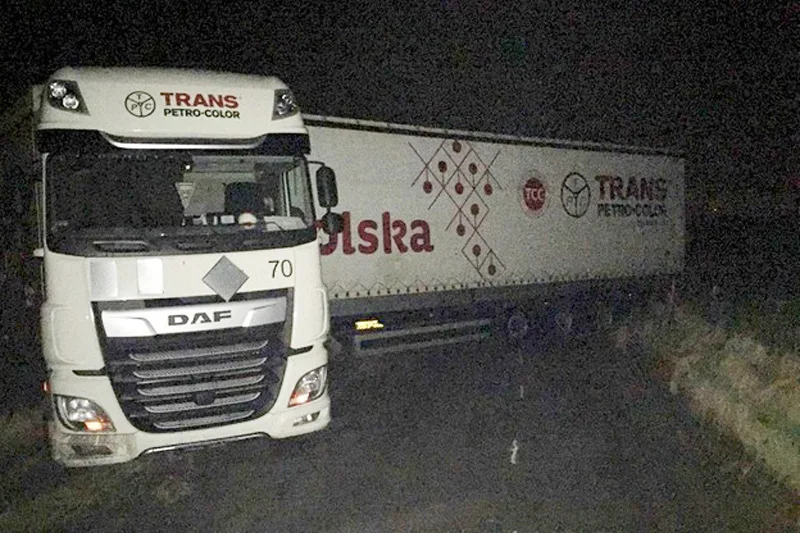 W sobotę policjanci z Holandii aresztowali 26-latka, który pijany w sztok prowadził tira z reklamą Polski na naczepie.