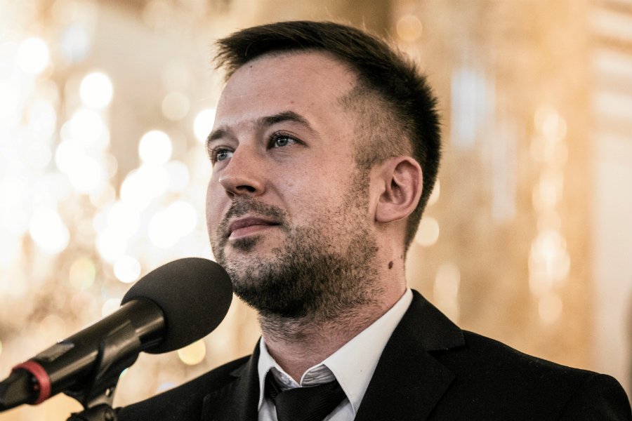 Przemysław Staroń, nauczyciel roku 2018, zaprosił podczas gali wręczenia nagród swojego partnera życiowego na scenę.