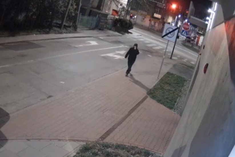 Policja poszukuje mężczyzny, który przebijał opony w Bronowicach.