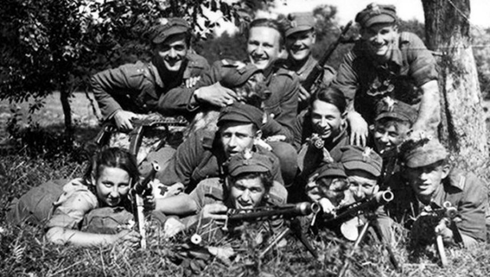 Pierwsza od lewej to oczywiście Danuta Siedzikówna ps. "Inka". Sanitariuszka 4. szwadronu odtworzonej na Białostocczyźnie 5 Wileńskiej Brygady AK. Rozstrzelana przez komunistów. Nie miała nawet 18 lat.