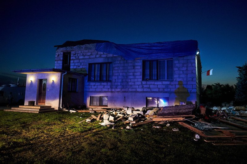 Nawałnice nie tylko obalały drzewa, uszkodzeniu uległo także wiele budynków mieszkalnych.