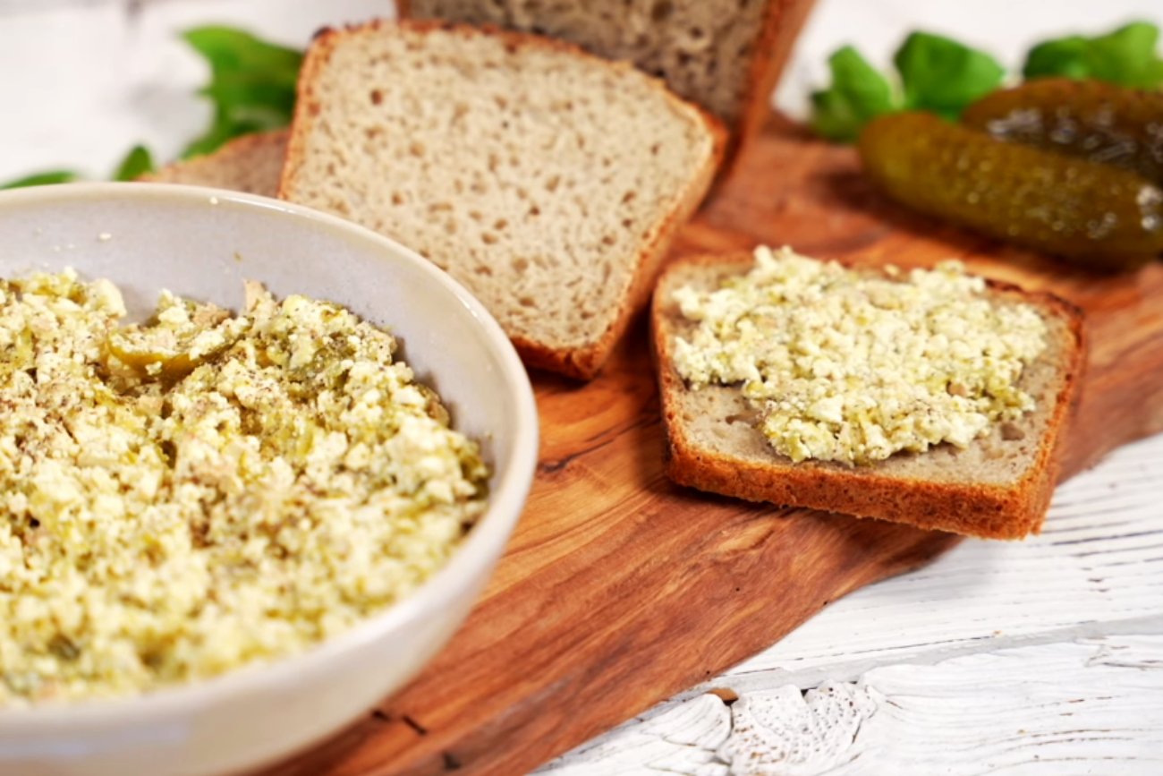 Przepis na pyszną pastę z tofu. Idealna do urozmaicenia domowych kanapek