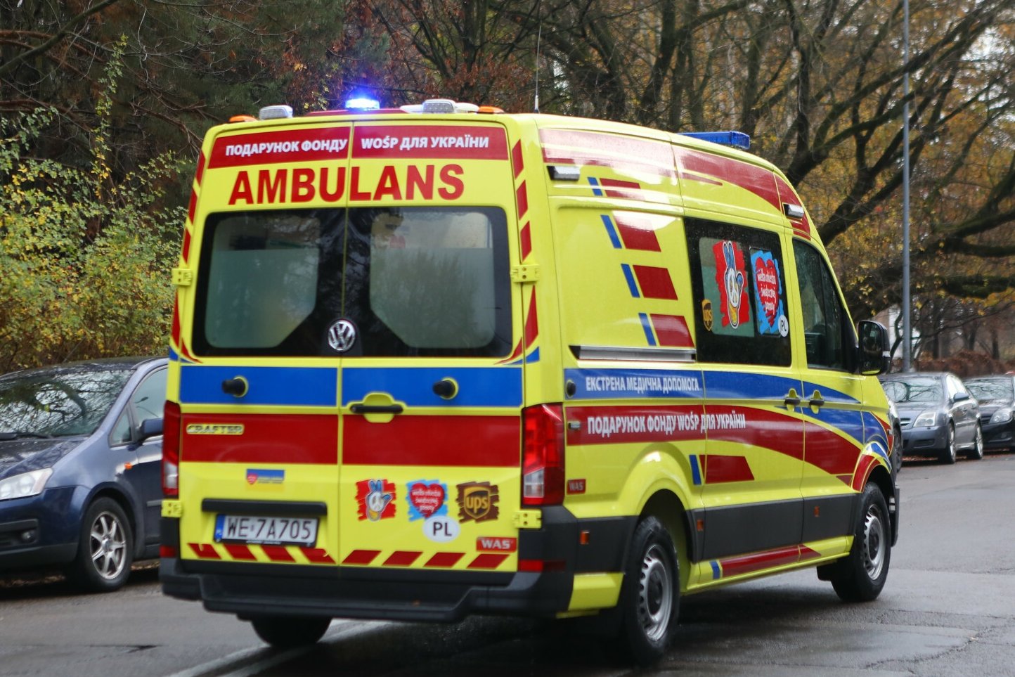 Warszawa. 5-latka wypadła z okna, przechodzień próbował ją złapać.