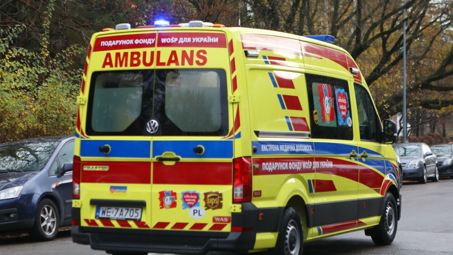 Warszawa. 5-latka wypadła z okna, przechodzień próbował ją złapać.