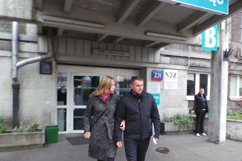 Przemysław Wipler wychodzi z izby przyjęć. Zdaniem polityków udział w bójce może zaszkodzić jego karierze.