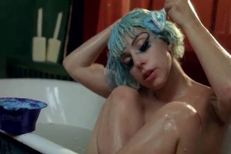 Lady Gaga na teledysku "Marry the Night" sama farbuje włosy