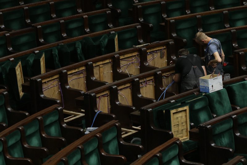 Demontowanie starego systemu do głosowania było niepotrzebne. Trzeba zamontować go z powrotem, bo nowy... nie działa.