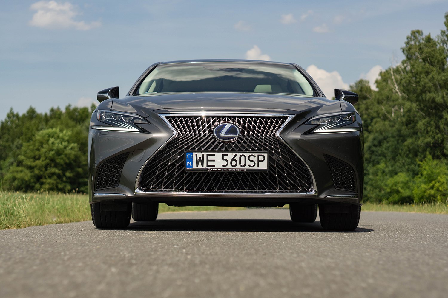 Grill w kształcie klepsydry załamuje się na tysiące powierzchni i robi olbrzymie wrażenie. Nawet na mnie, choć nie byłem jego zwolennikiem.