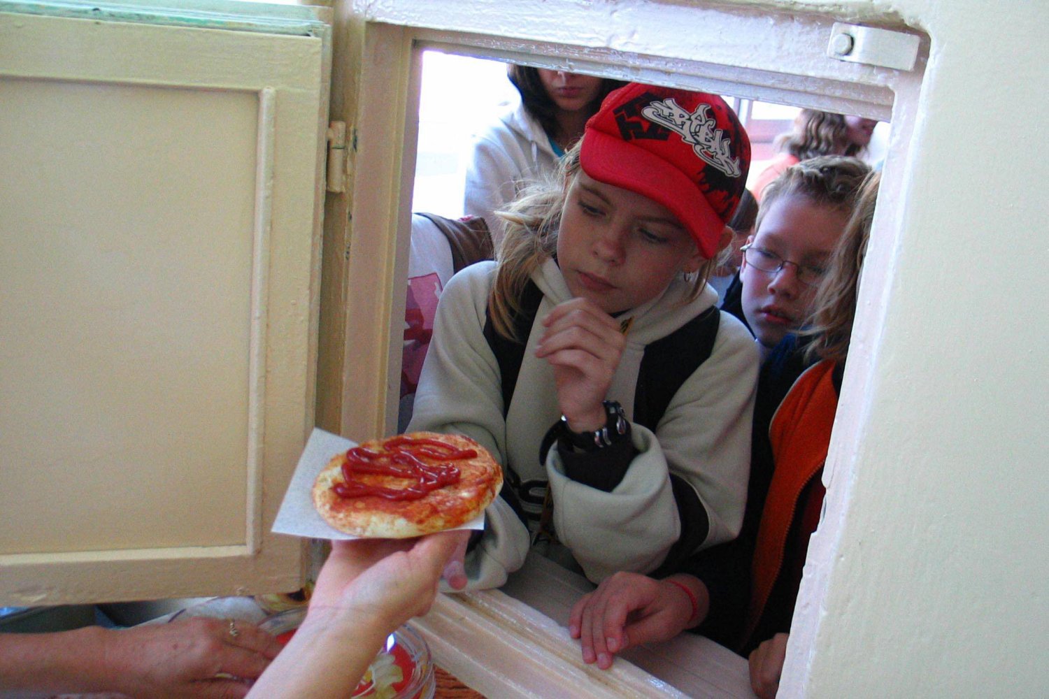 Dzieci przy szkolnym sklepiku