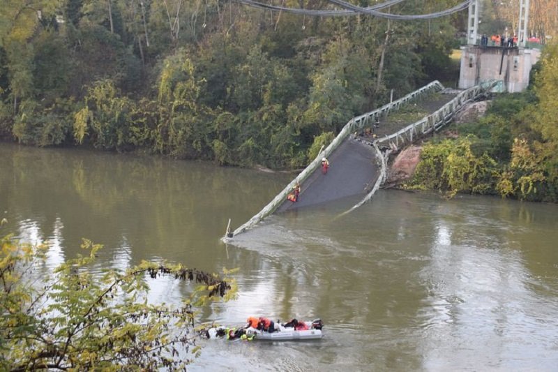Zawalił się most nad rzeką Tarn we Francji.