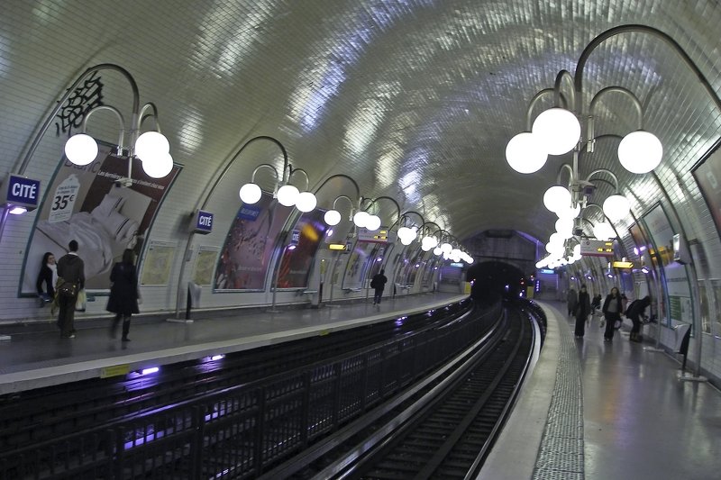 Mężczyzna chciał zgwałcić 30-latkę w metrze, a nikt nie reagował. Współpasażerom grozi do 5 lat więzienia