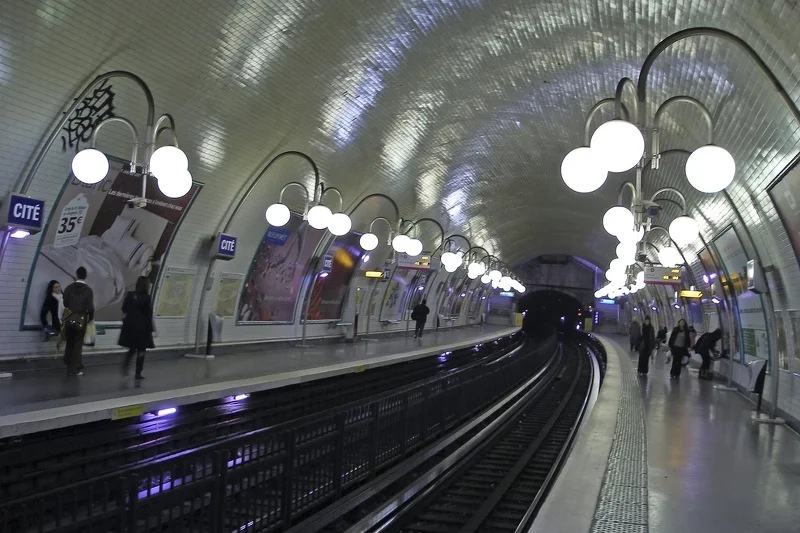 Mężczyzna chciał zgwałcić 30-latkę w metrze, a nikt nie reagował. Współpasażerom grozi do 5 lat więzienia