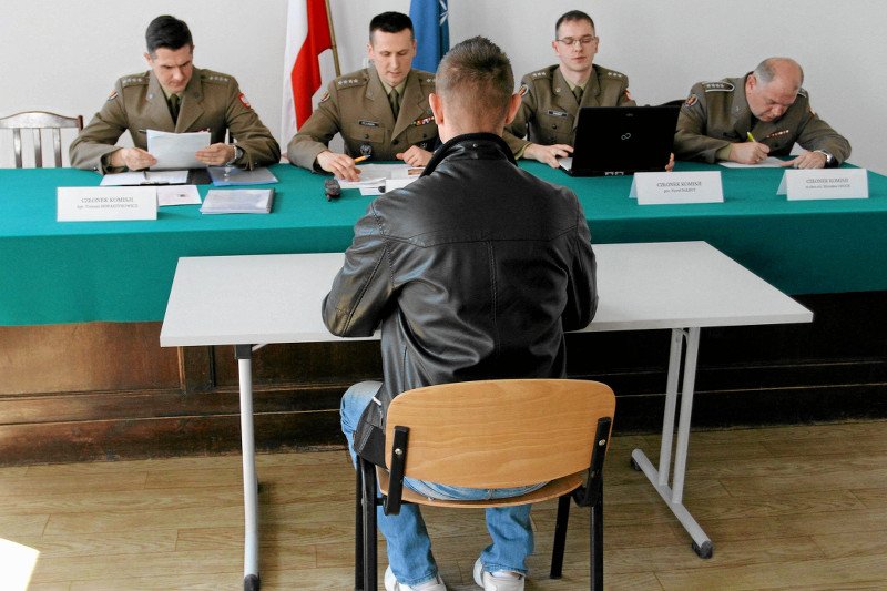 Obywatele pytają, jak zapisać się na wojskowe szkolenie dla ochotników. Państwo nie odpowiada, bo nowych szkoleń po prostu nie ma